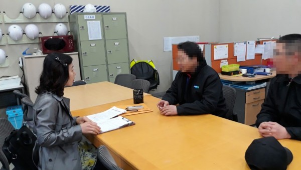 (사진) 2-2 일자리발굴단이 관내 한 기업을 방문해 상담을 하고 있다.jpg