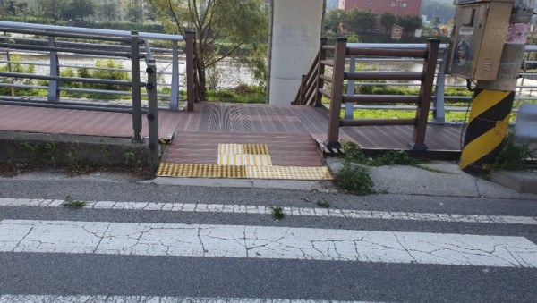 처인구 점자블럭 보수 후.jpg