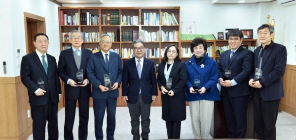 0129 경기도교육청, 7개 우수 사학기관에 표창 수여(사진).jpg