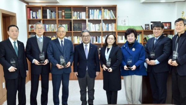 0129 경기도교육청, 7개 우수 사학기관에 표창 수여(사진).jpg