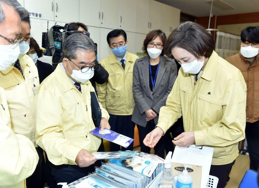 0312 이재정 교육감, 유은혜 부총리와 학교 코로나19 대응 현황 점검 현장 사진.jpg