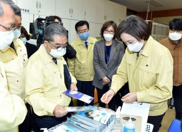 0312 이재정 교육감, 유은혜 부총리와 학교 코로나19 대응 현황 점검 현장 사진.jpg