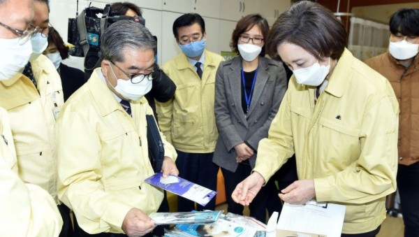 0312 이재정 교육감, 유은혜 부총리와 학교 코로나19 대응 현황 점검 현장 사진.jpg