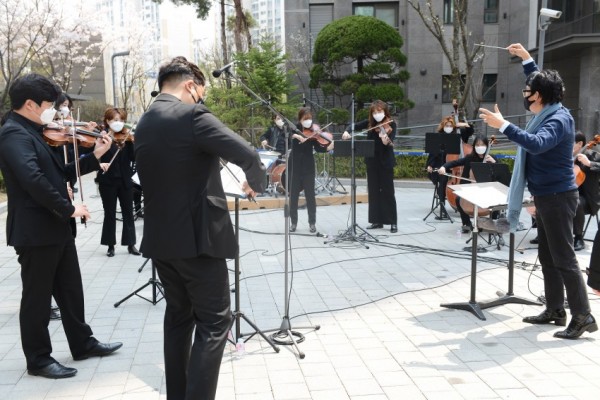 마스크를 착용하고 연주하고 있는 연주단체.jpg