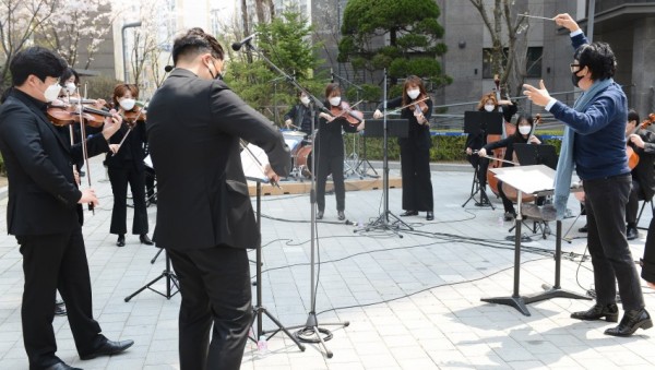 마스크를 착용하고 연주하고 있는 연주단체.jpg