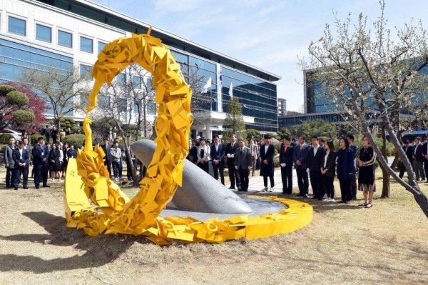 0415 경기도교육청, 16일 세월호 참사 6주기 맞아 추모 행사 진행(사진4-2017.4.12. 조형물 제막식 행사 사진).jpg