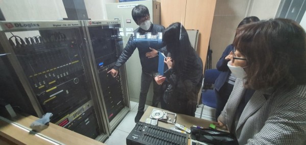4월 24일 재방문한 기흥도서관 음향시스템 운영가이드 교육 중인 모습.jpg