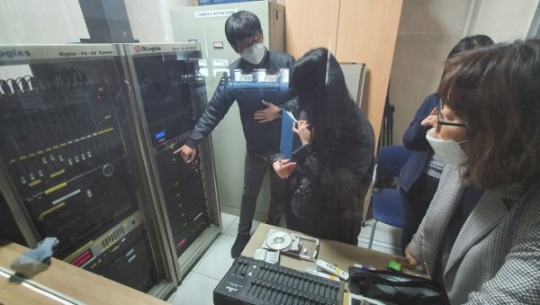 4월 24일 재방문한 기흥도서관 음향시스템 운영가이드 교육 중인 모습.jpg