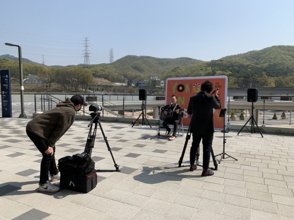 영상으로 찾아가는 아티스트 플랫폼 영상 촬영을 하고 있는 아티스트 신용남.jpg