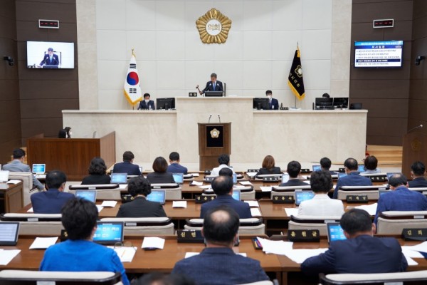 20200612 용인시의회, 제244회 제1차 정례회 제2차 본회의 열어.jpg
