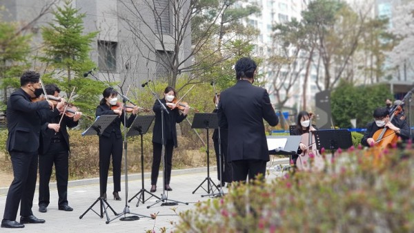 발코니음악회Ⅰ(0411,광교산자이아파트).jpg
