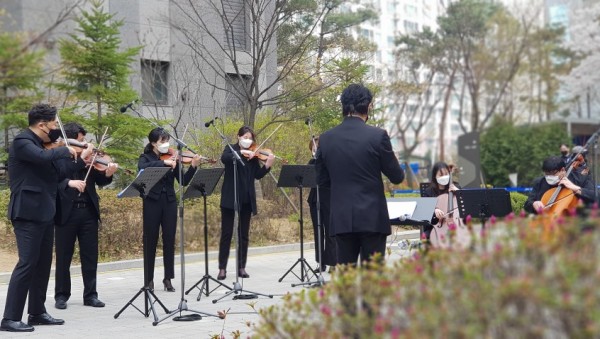 발코니음악회Ⅰ(0411,광교산자이아파트).jpg