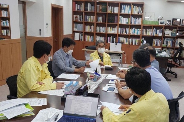 0815 이재정교육감, 코로나19 확산에 따른 긴급 대책회의 주재(사진).jpg