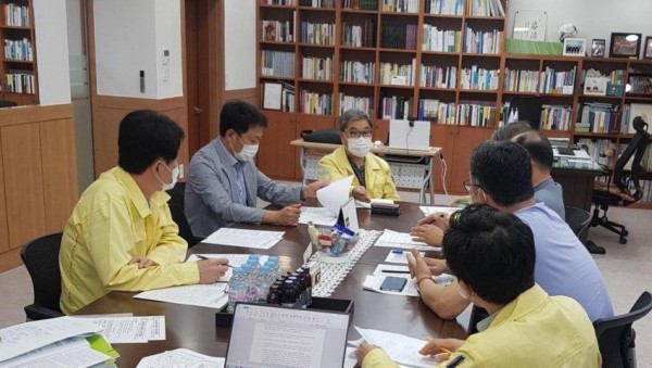 0815 이재정교육감, 코로나19 확산에 따른 긴급 대책회의 주재(사진).jpg