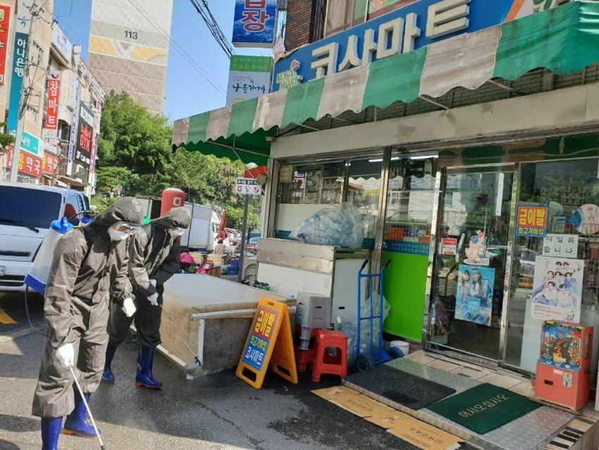 28일 신천지자원봉사단 구미지부가 코로나19 확산 방지를 위한 방역 소독 봉사를 하고 있다.(2).jpg
