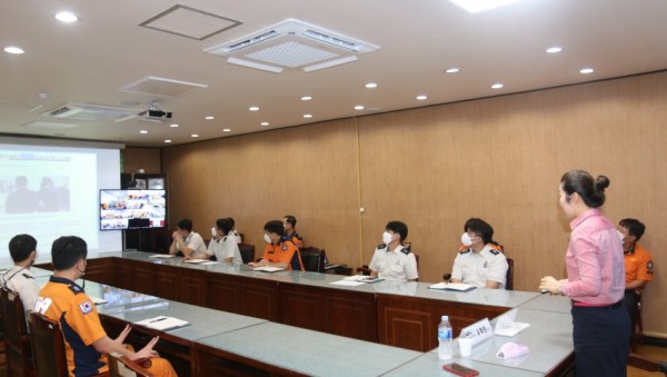 화상회의 시스템을 활용하여 청렴강의 실시중인 용인소방서.JPG