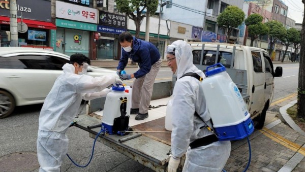 22일 신천지자원봉사단 충북지부가 코로나19 확산 방지를 위한 방역 소독 봉사를 하고 있다.(1).jpg