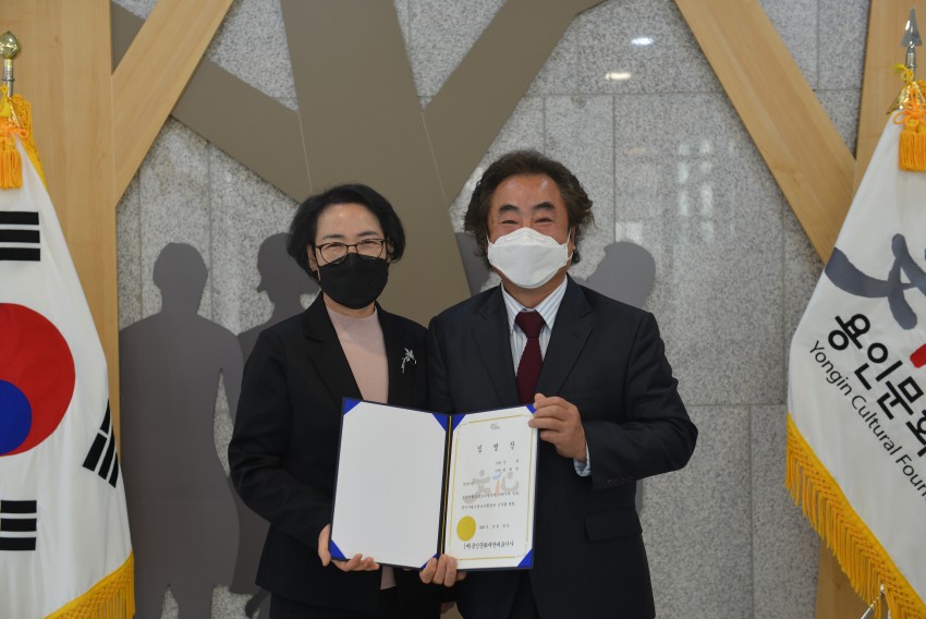 임용식(용인문화재단대표이사 김남숙_좌, 신임지휘자 원학연_우).jpg