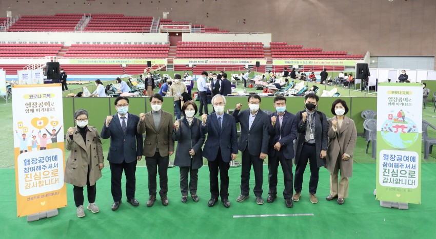 16일 권준욱 중앙방역대책본부 부본부장을 비롯한 관계자들이 대구 수성구 대구육상진흥센터를 방문해 혈장 공여자들을 응원하고 있다. 신천지 대구교회 성도 4000명은 이달 16일부터 다음달 4일까지 3주간 코로나19 혈장치료제 개발을 위한 3차 단체 혈장 공여에 동참한다.(9.jpg