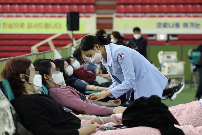 16일 오전 신천지예수교회 성도가 대구육상진흥센터에서 혈장 공여를 하고 있다. 신천지 대구교회 성도 4000명은 이달 16일부터 다음달 4일까지 3주간 코로나19 혈장치료제 개발을 위한 3차 단체 혈장 공여에 동참한다.(2).jpg
