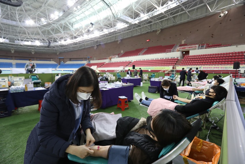 16일 오전 신천지예수교회 성도가 대구육상진흥센터에서 혈장 공여를 하고 있다. 신천지 대구교회 성도 4000명은 이달 16일부터 다음달 4일까지 3주간 코로나19 혈장치료제 개발을 위한 3차 단체 혈장 공여에 동참한다.(1).JPG