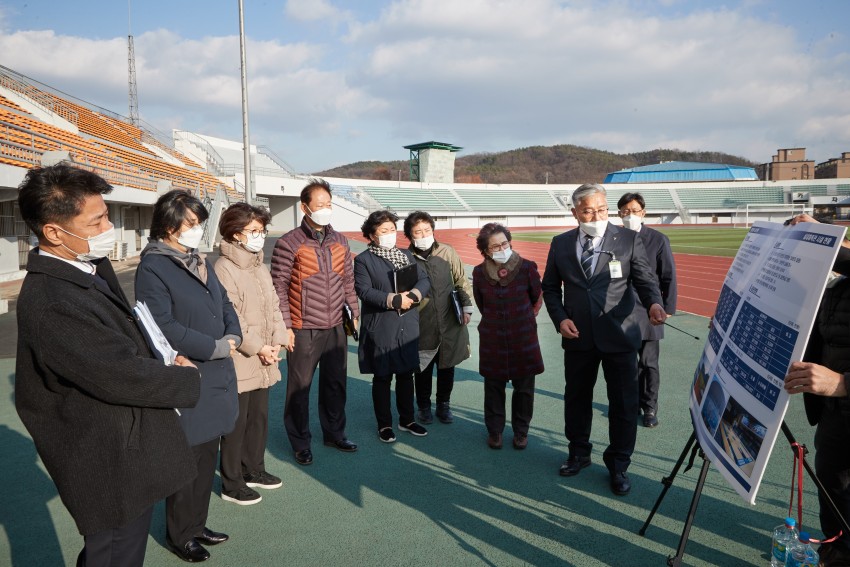 20201127 행정사무감사 현지확인-문화복지위원회(5)-용인시 종합운동장.jpg