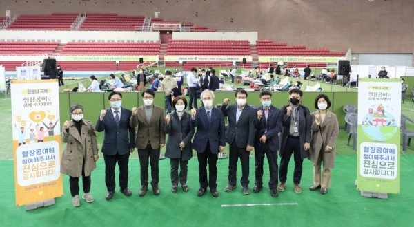 16일 권준욱 중앙방역대책본부 부본부장을 비롯한 관계자들이 대구 수성구 대구육상진흥센터를 방문해 혈장 공여자들을 응원하고 있다. 신천지 대구교회 성도 4000명은 이달 16일부터 다음달 4일까지 3주간 코로나19 혈장치료제 개발을 위한 3차 단체 혈장 공여에 동참한다.(9.jpg
