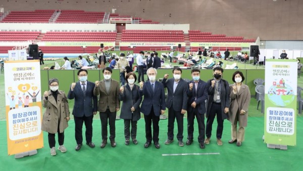 16일 권준욱 중앙방역대책본부 부본부장을 비롯한 관계자들이 대구 수성구 대구육상진흥센터를 방문해 혈장 공여자들을 응원하고 있다. 신천지 대구교회 성도 4000명은 이달 16일부터 다음달 4일까지 3주간 코로나19 혈장치료제 개발을 위한 3차 단체 혈장 공여에 동참한다.(9.jpg