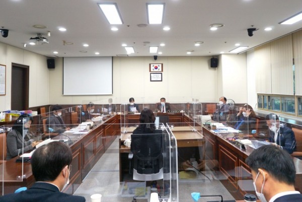 20201126 제247회 제2차 정례회-행감 1일차(2).JPG