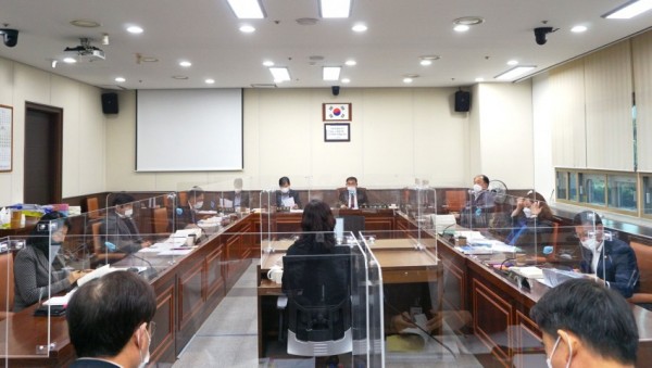 20201126 제247회 제2차 정례회-행감 1일차(2).JPG