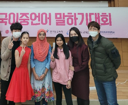 1209 경기도교육청, 전국이중언어말하기대회 참가자 모두 수상(사진3-초등부문 수상자와 지도교사)..png
