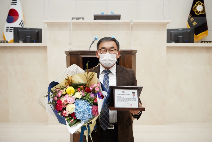 20201214 용인시의회 윤원균 의원, 경기의정대상 매니페스토 부문 수상.jpg