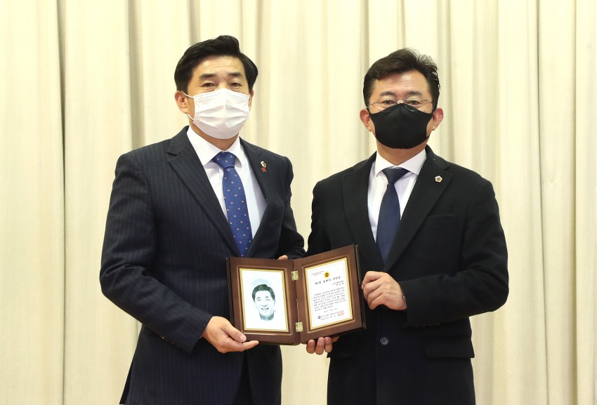 엄교섭의원 올해의_의원상.JPG