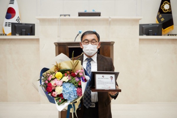 20201214 용인시의회 윤원균 의원, 경기의정대상 매니페스토 부문 수상.jpg