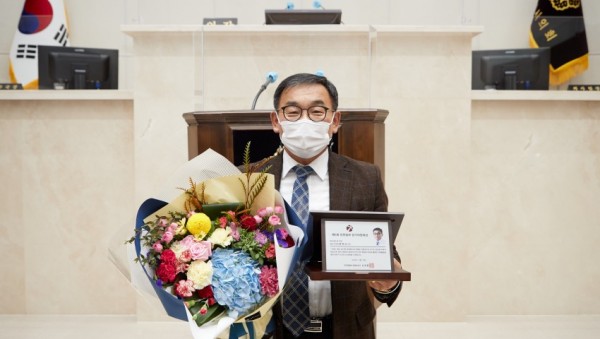 20201214 용인시의회 윤원균 의원, 경기의정대상 매니페스토 부문 수상.jpg