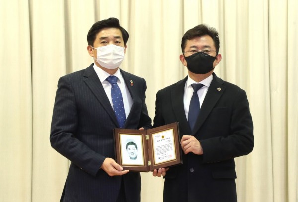 엄교섭의원 올해의_의원상.JPG