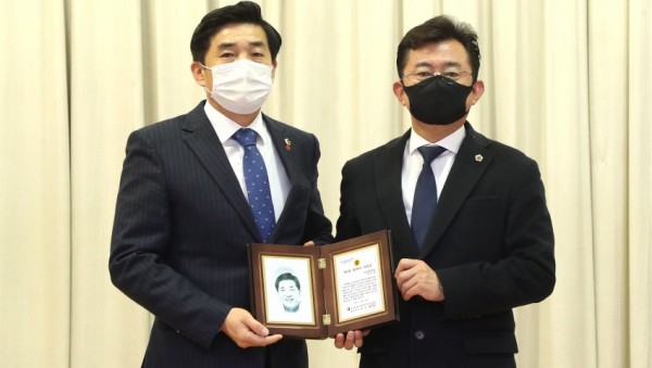 엄교섭의원 올해의_의원상.JPG