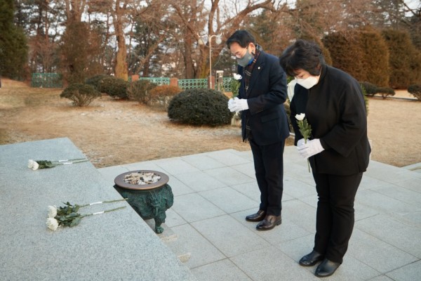 20210104 현충탑 참배-01.jpg