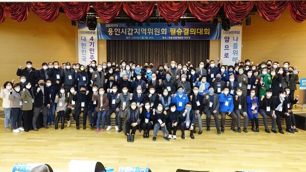 행사를 마친후 참석자들이 기념촬영을 하고 있다.