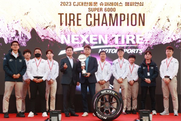 1-3. 이상일 용인특례시장이 2023 CJ대한통운 슈퍼레이스 타이어 챔피언을 차지한 넥센 타이어 팀에게 트로피를 수여했다..jpg