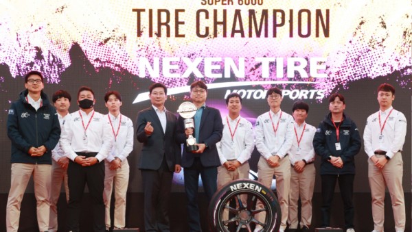 1-3. 이상일 용인특례시장이 2023 CJ대한통운 슈퍼레이스 타이어 챔피언을 차지한 넥센 타이어 팀에게 트로피를 수여했다..jpg