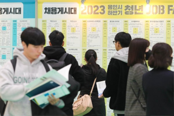 2-2. 8일 단국대 죽전캠퍼스 체육관에서 열린 2023 용인특례시 하반기 일자리박람회 청년 JOB FAIR에서 구직자들이 현황판을 확인하고 있다.jpg