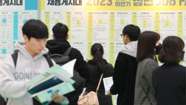 2-2. 8일 단국대 죽전캠퍼스 체육관에서 열린 2023 용인특례시 하반기 일자리박람회 청년 JOB FAIR에서 구직자들이 현황판을 확인하고 있다.jpg