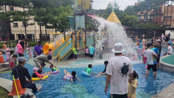 3. 용인특례시가 동백호수공원·내꽃근린공원에 어린이 물놀이터를 설치한다. 사진은 물내음어린이공원에 설치된 물놀이터..jpg