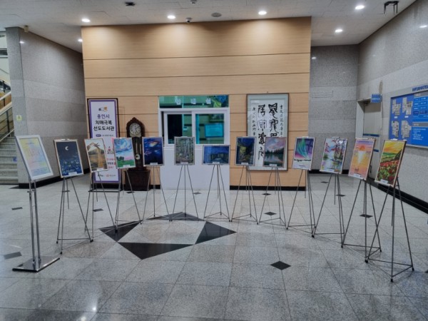 2. 포곡도서관 로비에 전시된 예술동아리 Art For 회원들의 작품.jpg