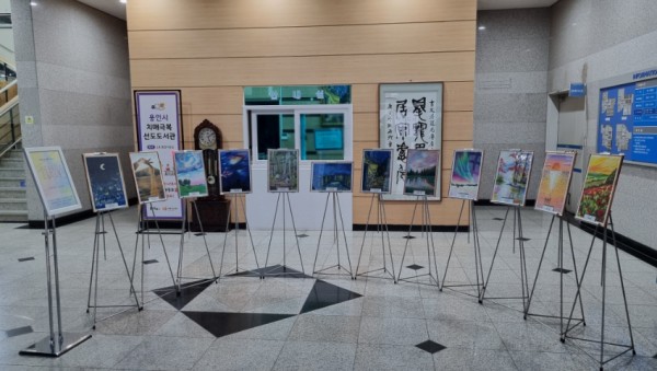 2. 포곡도서관 로비에 전시된 예술동아리 Art For 회원들의 작품.jpg