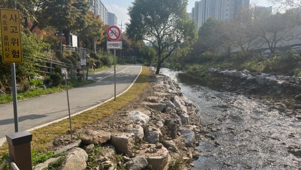 6. 용인특례시 수지구가 성복천 산책로를 복구했다.jpg