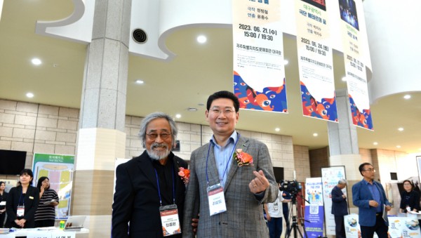 7-4. 이상일 용인특례시장이 지난 6월 15일 제주특별자치도 문예회관 대극장에서 열린 제41회 대한민국연극제에서 최종원 명예대회장과 사진촬영을 하고 있다..jpg