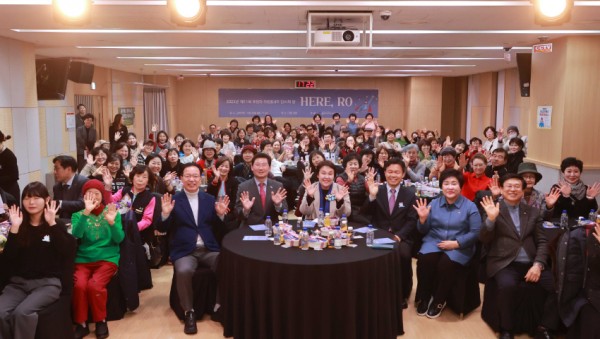 4-2. 이상일 용인특례시장이 30일 수지노인복지관 자원봉사자 후원자 감사의 밤 행사 참석자들과 함께 기념촬영을 하고 있는 모습.jpg