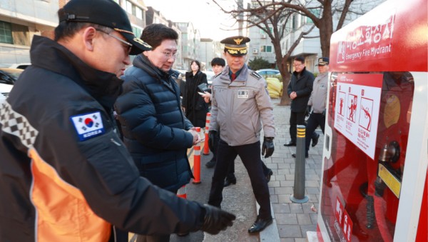 9-2. 이상일 용인특례시장이 30일 풍덕천소공원에서 소방서 관계자로부터 생활안전 디자인을 적용한 비상소화장치 사용법에 대한 설명을 듣고 있다..jpg